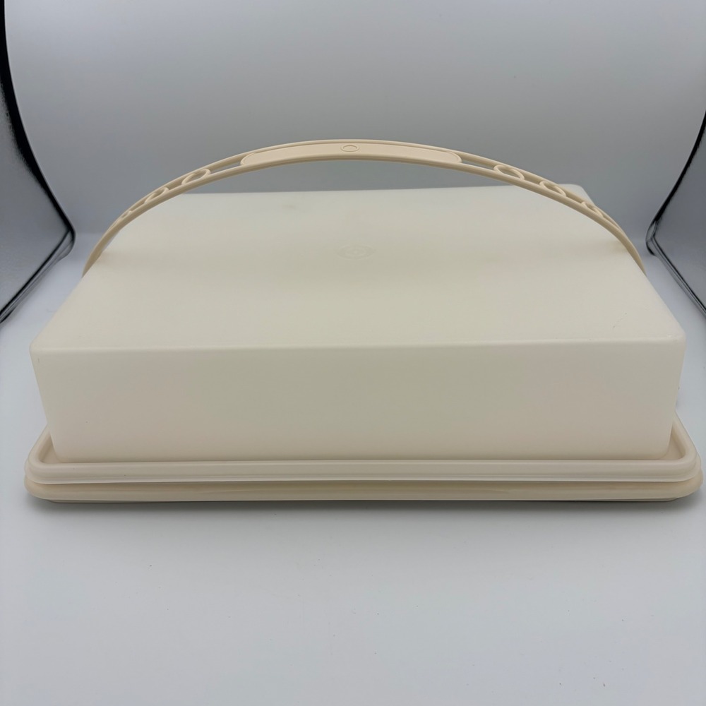 Vintage Tupperware Rectangular Sheet Cake Carrier Almond Cream with Handle 1242